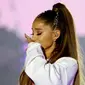 Ledakan bom yang terjadi di konsernya beberapa minggu lalu membuat Ariana Grande kembali datang ke sana dan menunaikan janjinya juga. Menggelar konser amal yang bertajuk ‘One Love Manchester’, untuk membantu para koban. (APexchange/Bintang.com)