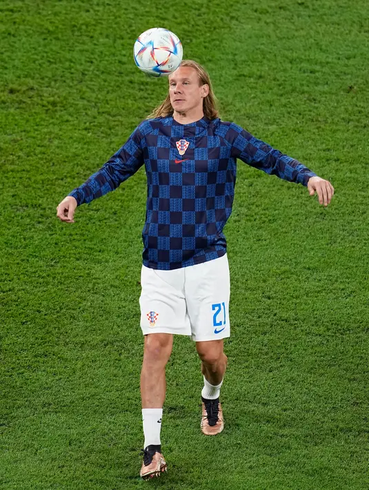 <p>Pemain Kroasia Domagoj Vida berlatih sebelum melawan Belgia pada pertandingan sepak bola Grup F Piala Dunia 2022 di Stadion Ahmad Bin Ali, Al Rayyan, Qatar, 1 Desember 2022. Penampilan nyentrik Domagoj Vida dengan rambut panjang dan pirang membuatnya seperti rockstar. (AP Photo/Ebrahim Noroozi)</p>