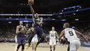 Pemain Utah Jazz, George Hill #3 mencetak poin saat melawan San Antonio Spurs pada laga NBA basketball game di AT&T Center, San Antonio, (1/10/2016). Utah menang 106-91. (AP/Eric Gay)