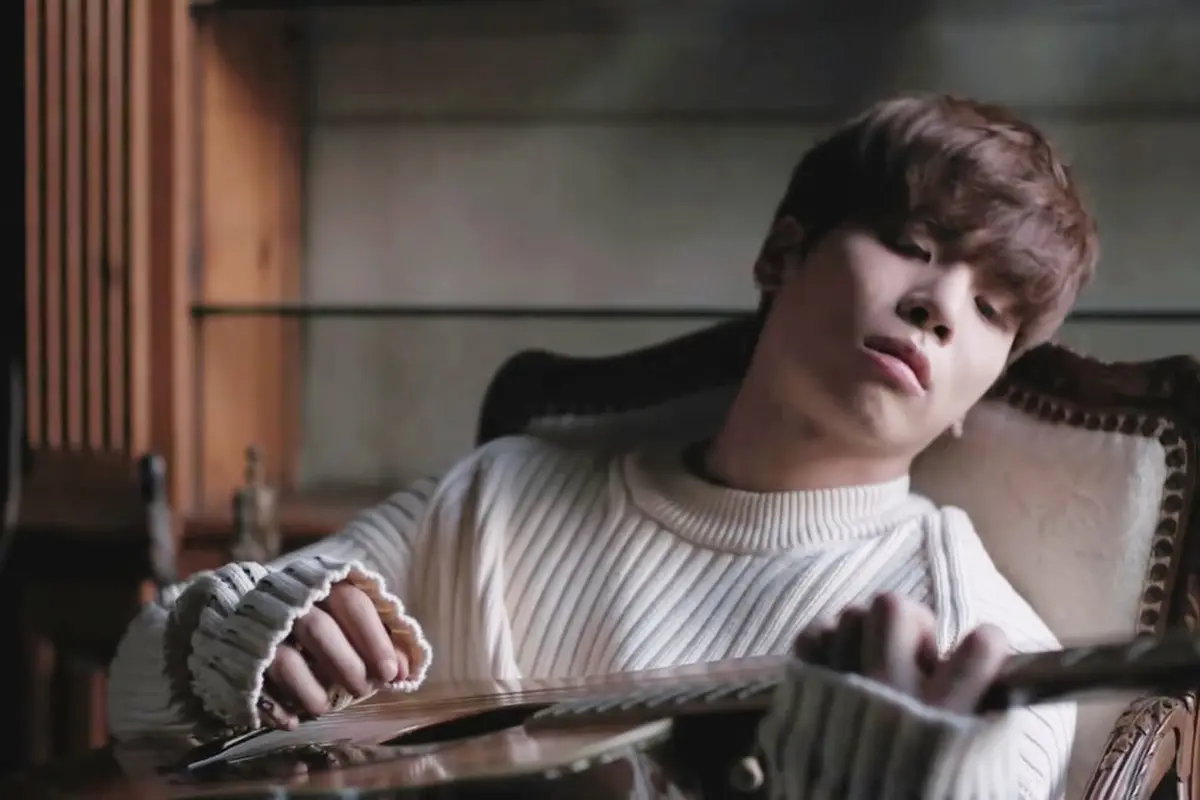 [Bintang] Selalu Di Hati, Gaya Jonghyun SHINee yang Susah Dilupain Cewek