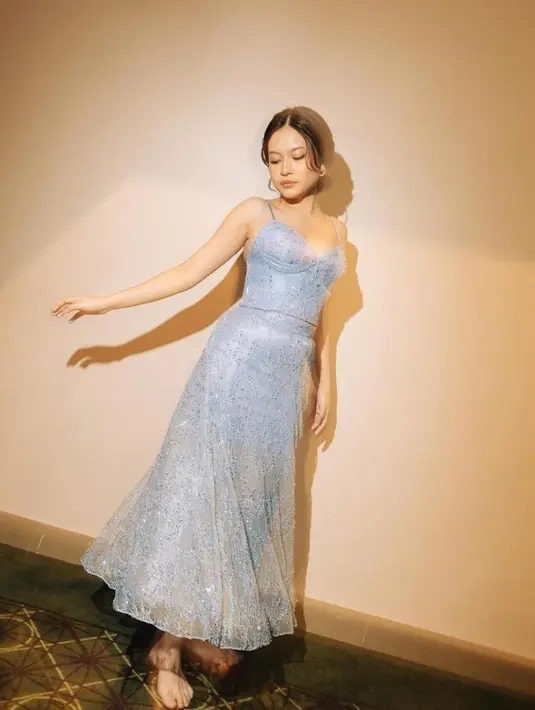 Di acara tersebut, mantan kekasih Junior Roberts itu tampil cantik dengan gaun berwarna biru muda [instagram/hanggini]