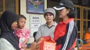 Citizen6, Lumajang: Anggota club gemes memberikan sembako pada warga Desa Bagu. (Pengirim: Susi)