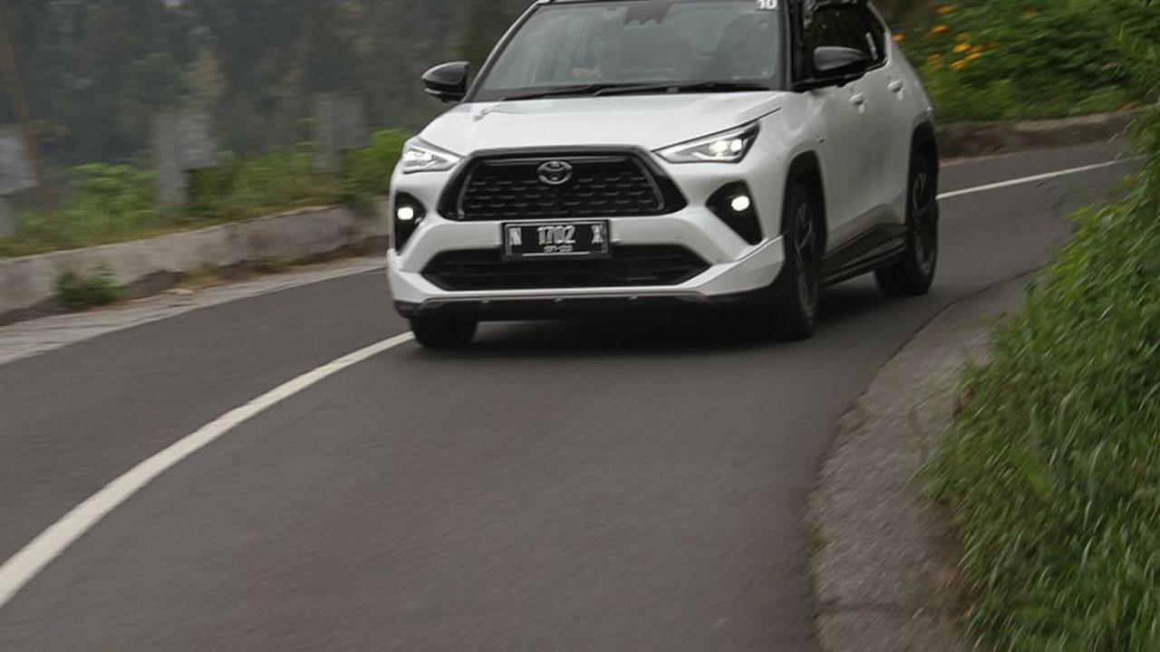 Memasuki kawasan Bromo, udara dingin menyergap. Kabut masih kentara, meski kami tiba jelang tengah hari bolong. 

Medan jalan tanjakan, berliku-liku dengan kelokan tajam, mampu ditangani dengan baik oleh Yaris Cross Hybrid. Teknologi Toyota Hybrid Syste