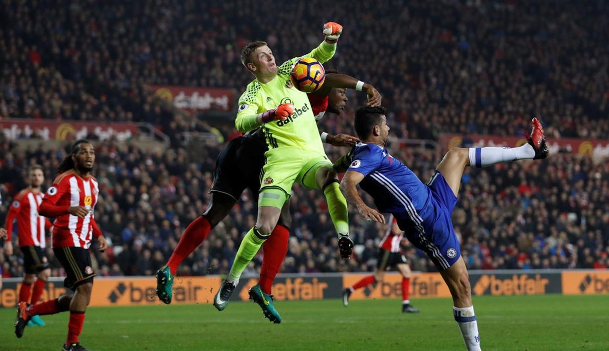 Duel antara pemain Chelsea dan Sunderland dalam laga pekan ke-16 Premier League 2016-2017 di Stadium of Lights, Rabu (14/12/2016) waktu setempat. (Action Images via Reuters/Lee Smith)