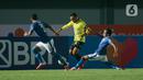 Pemain Barito Putera, Rizky Pora (tengah) berusaha melewati pemain Persib Bandung pada laga BRI Liga 1 di Stadion Indomilk Arena, Tangerang, Sabtu (4/9/2021). Persib Bandung menang tipis 1-0 lewat gol telat Marc Klok. (Bola.com/M Iqbal Ichsan)