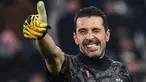 Sebagai kasta kedua di Liga Itaia, serie B tentunya kalah jauh pamornya dnegan Serie A sebagai puncak piramida sepak bola di Italia. Namun sejak bergabungnya salah satu legenda hidup Juventus, Gianluigi Buffon pada musim 2021/2022 lalu bersama Parma, pamor Serie B perlahan mulai terangkat. Termasuk Buffon, berikut 5 pemain top Eropa yang berlaga di Serie B Liga Italia di musim 2022/2023. (AFP/Marco Bertorello)