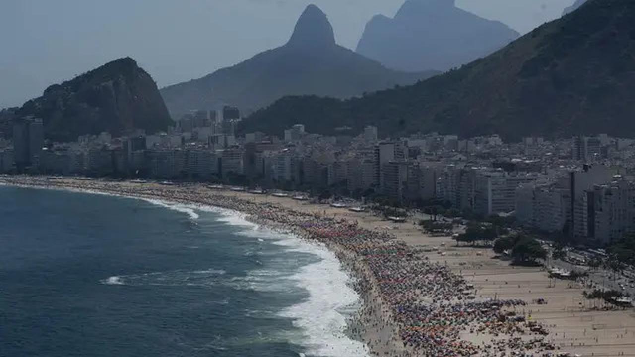 Cuaca Panas, Ribuan Orang Serbu Pantai Copacabana Brasil