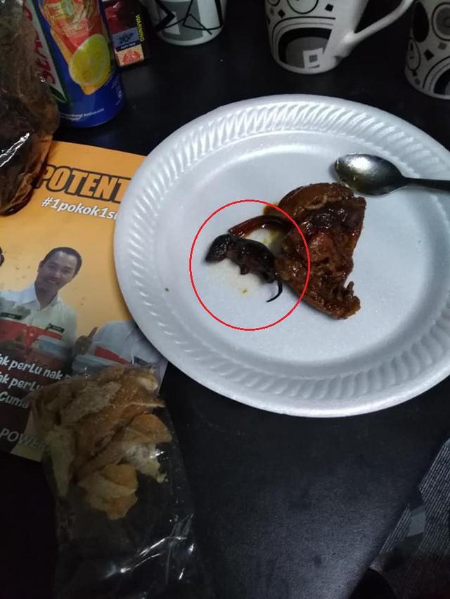 bangkai tikus di makanan (foto: Facebook Azmi Ali Mex)