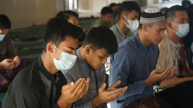 Timnas Indonesia salat Idulfitri di Hotel Fairmont, Jakarta.