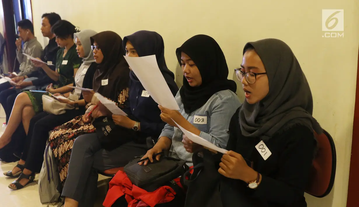 Peserta menghafal naskah saat mengikuti kompetisi News Presenter dalam rangkaian Emtek Goes To Campus (EGTC) 2018 di Universitas Gajah Mada, Yogyakarta, Selasa (16/10). (Liputan6.com/Herman Zakharia)