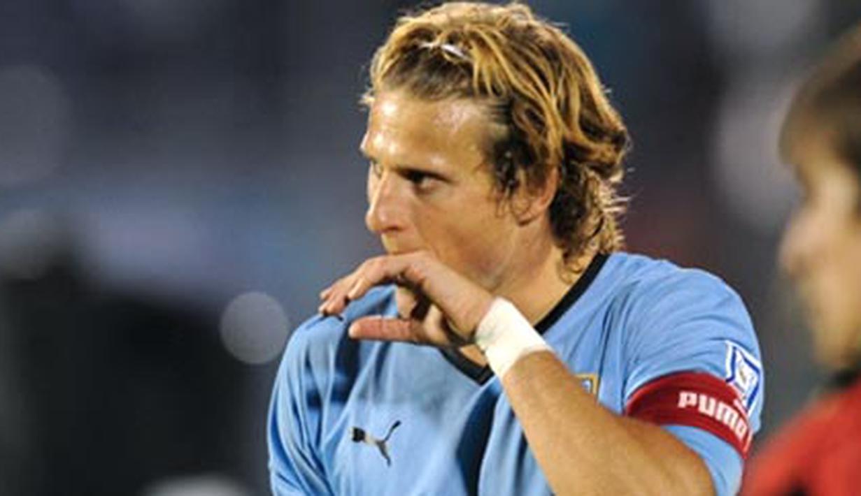 Uruguay's forward Diego Forlan leaves the field at the end of a FIFA World Cup South Africa-2010 South American qualifier match against Brazil at Centenario Stadium in Montevideo on June 6, 2009. Brazil won 4-0. AFP PHOTO/Miguel Rojo