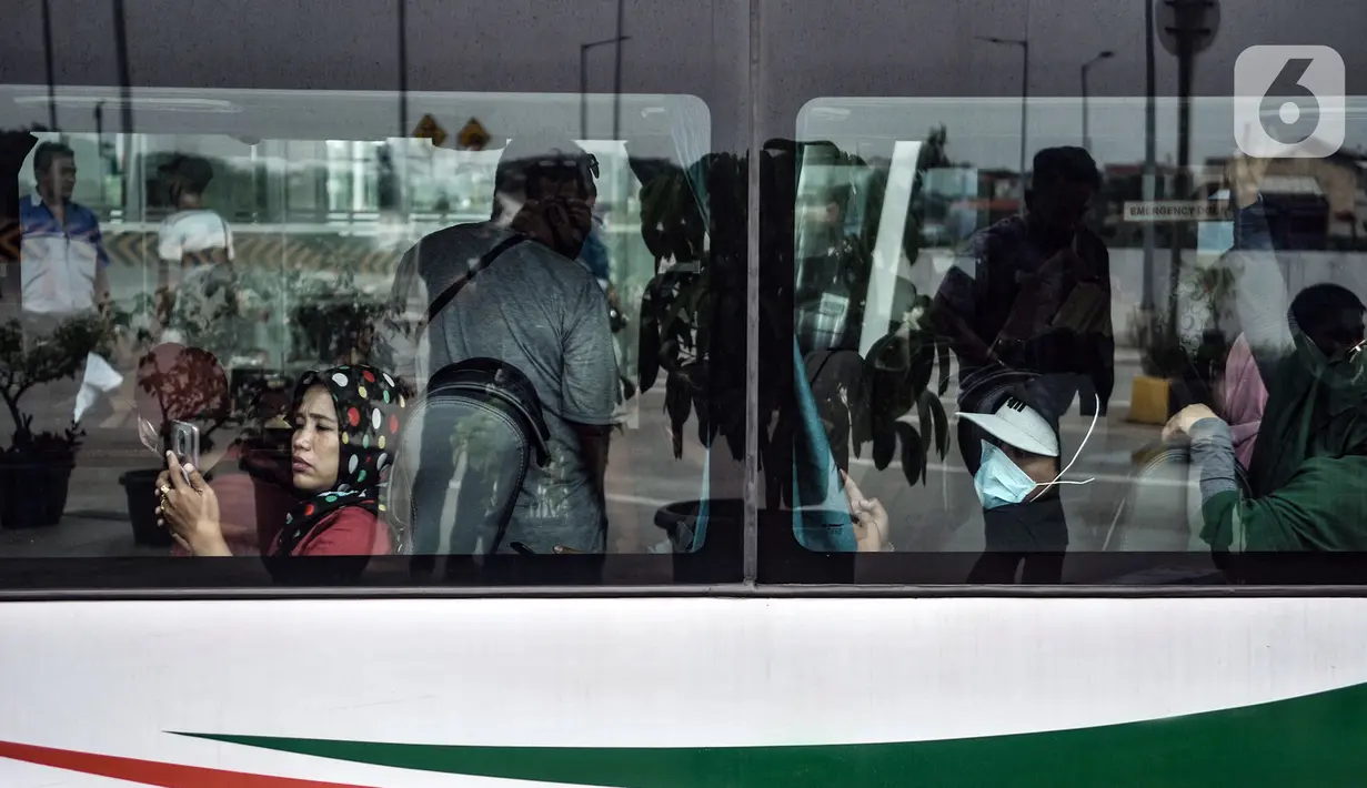 Penumpang duduk dalam bus AKAP menunggu keberangkatan di Terminal Pulogebang, Jakarta, Selasa (27/10/2020). Memasuki libur panjang, jumlah penumpang bus antarkota antarprovinsi (AKAP) di Terminal Pulogebang tujuan Jawa dan Sumatera mengalami peningkatan. (merdeka.com/Iqbal S. Nugroho)