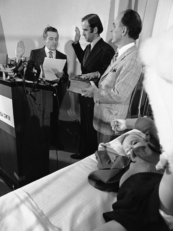 Joe Biden disumpah sebagai senator Delaware pada 1972, di samping tempat tidur Beau Biden. (AP Photo/File)