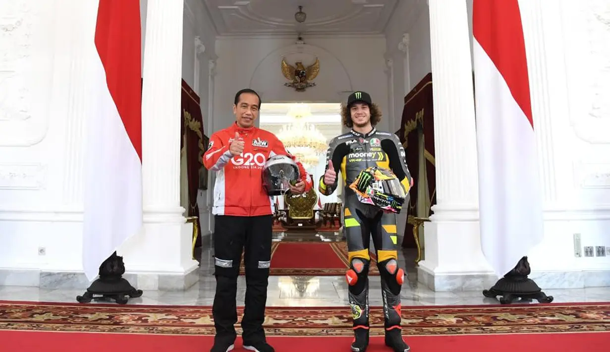 Presiden Joko Widodo berfoto dengan pembalap Mooney VR46 Racing Team Marco Bezzecchi di Istana Merdeka, Jakarta, Rabu (16/3/2022). Para pembalap datang dengan memakai setelah baju khusus balap motor yang akan dipakai dalam Grand Prix Indonesia di Mandalika. (Lukas - Biro Pers/Setpres)
