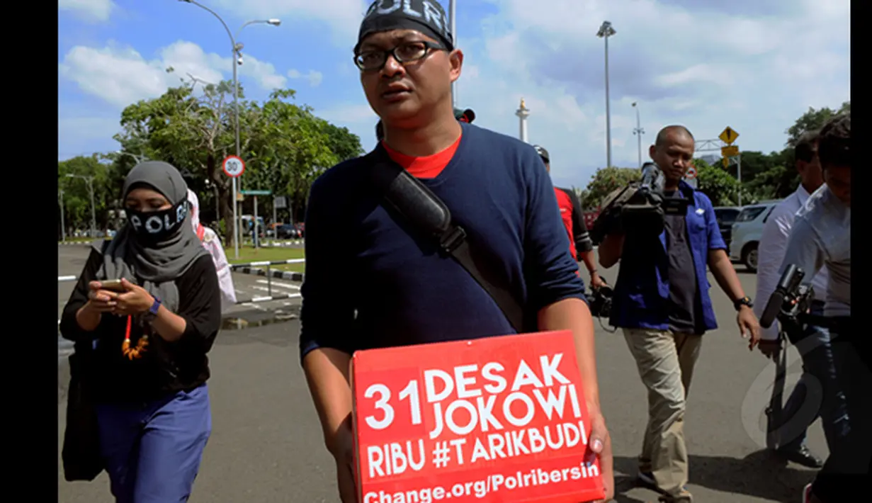 Perwakilan pendemo mengirimkan 31 ribu petisi dukungan mendesak Presiden Jokowi menarik kembali pencalonan Komjen Budi Gunawan menjadi Kapolri, Jakarta, Rabu (21/1/2015). (Liputan6.com/Faisal R Syam)
