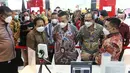 President Director smartfren Merza Fachys (kedua kiri), Direktur Penataan Spektrum Sumber Daya Frekuensi Radio Kominfo Denny Setiawan dan Direktur Standardisasi Perangkat Pos dan Informatika Mulyadi saat melihat Uji Coba 5G Tahap Dua di Jakarta, Kamis (17/6/2021). (Liputan6.com/Pool/smartfren)