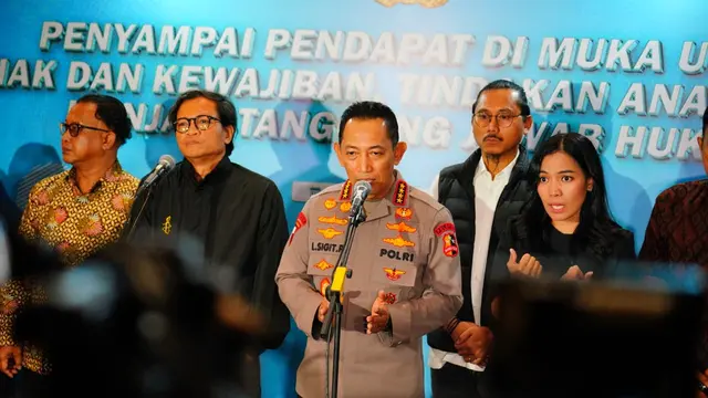Kapolri Jenderal Listyo Sigit Prabowo bersama koalisi masyarakat sipil serta lembaga lainnya di PTIK, Jakarta Selatan, Senin (29/9/2025).