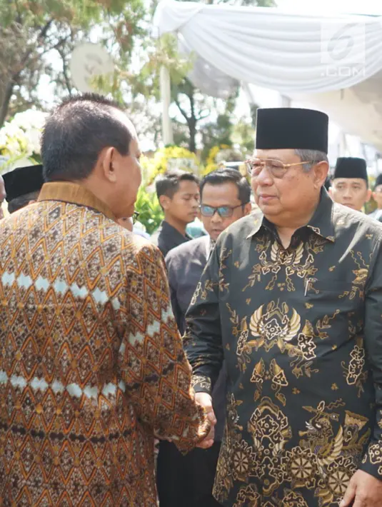 Presiden ke-6 RI Susilo Bambang Yudhoyono tiba di rumah duka Presiden ke-3 RI BJ Habibie di Kuningan, Jakarta, Kamis (12/9/2019). Kedatangan SBY yang didampingi kedua anaknya, AHY dan Ibas, serta menantunya Annisa Pohan, untuk menyampaikan belasungkawa. (Liputan6.com/Immanuel Antonius)