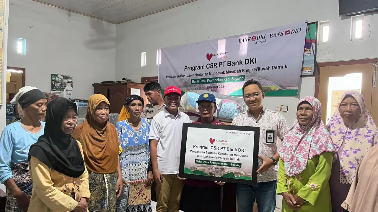 Bank DKI Peduli menyerahkan bantuan kebutuhan mendesak kepada warga di Desa Prampelan, Kecamatan Sayung, Demak, Jawa Tengah.