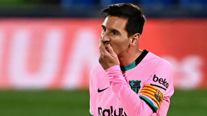 Striker Barcelona, Lionel Messi, tampak kecewa usai ditaklukkan Getafe pada laga Liga Spanyol di Stadion Coliseum Alfonso Perez, Minggu (18/10/2020). Barcelona takluk dengan skor 1-0. (AFP/Gabriel Bouys)