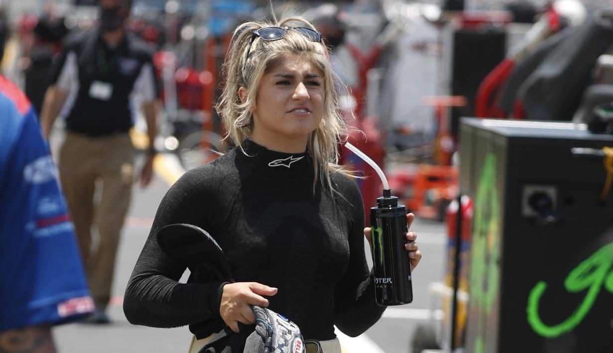 Bulan lalu, NASCAR mengumumkan bahwa Deegan akan menjalani pelatihan kepekaan wajib setelah dia menggunakan istilah yang merendahkan bagi penyandang cacat dalam acara balap virtual yang disiarkan secara online. (Foto: AP/John Bazemore)