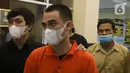 Artis Rico Valentino (kanan) dihadirkan saat rilis kasus pengeroyokan di Polres Metro Jakarta Selatan, Rabu (13/4/2022). Polres Metro Jakarta Selatan membeberkan kronologi dugaan pengeroyokan yang menyeret Putra Siregar dan Rico Valentino sebagai tersangka. (Liputan6.com/Herman Zakharia)