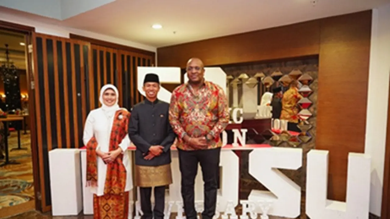 Menteri Luar Negeri, Bisnis dan Kerja Sama Internasional Republik Suriname (MinBIS) Melvin Bouva bersama Dubes RI untuk Suriname Agus Priono dan istri, Etny Puji Rahayu, dalam resepsi diplomatik pada Sabtu (24/1/2026) di Hotel Yogh Hospitality.