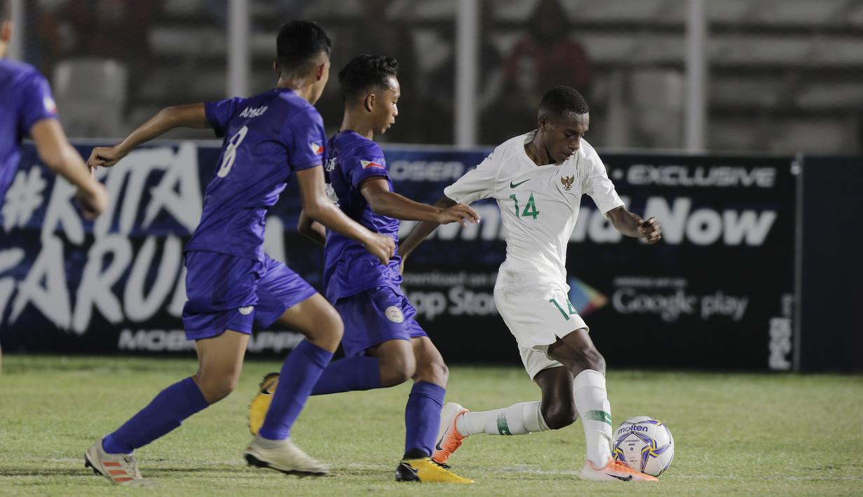 Gelandang  Timnas Indonesia U-16, Alexandro Felix, menggiring bola saat melawan Filipina pada laga babak Kualifikasi Piala AFC U-16 2020 di Stadion Madya, Jakarta, Senin (16/9/2019). Indonesia menang 4-0 atas Filipina. (Bola.com/M Iqbal Ichsan)