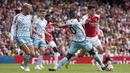 Pemain Arsenal, Kai Havertz (kanan), berusaha melewati hadangan pemain Nottingham Forest, Willy Boly, di pekan pertama Premier League 2023/2024 yang berlangsung di Emirates Stadium, Sabtu (12/8/2023) malam WIB. (AP Photo/Kirsty Wigglesworth)