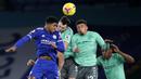 Bek Everton, Michael Keane, berebut bola dengan bek Leicester City, Wesley Fofana, pada laga lanjutan Liga Inggris di King Power Stadium, Kamis (17/12/2020) dini hari WIB. Everton menang 2-0 atas Leicester City. (AFP/Nick Potts/pool)