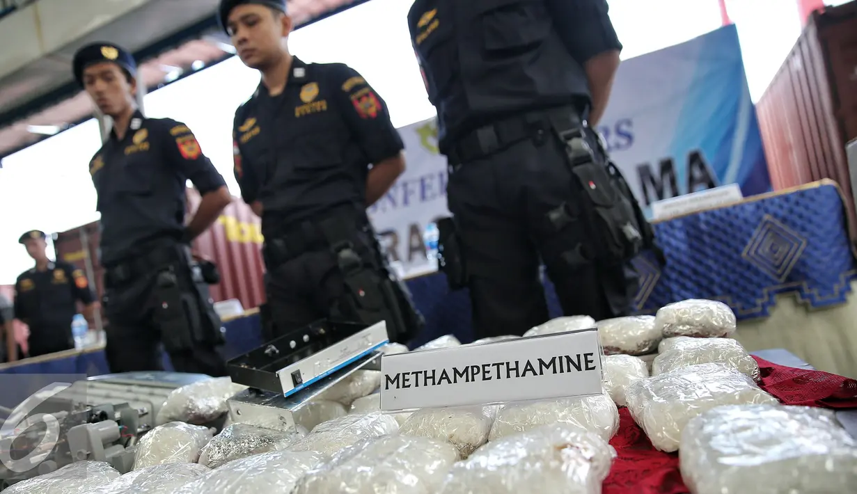 Barang bukti diperlihatkan saat konpers penyelundupan narkotika di Jakarta, Selasa (2/2). 16,81 kg narkotika jenis methamphetamin atau shabu asal China berhasil digagalkan Bea dan Cukai, BNN, Polres Pelabuhan Tanjung Priok. (Liputan6.com/Faizal Fanani)