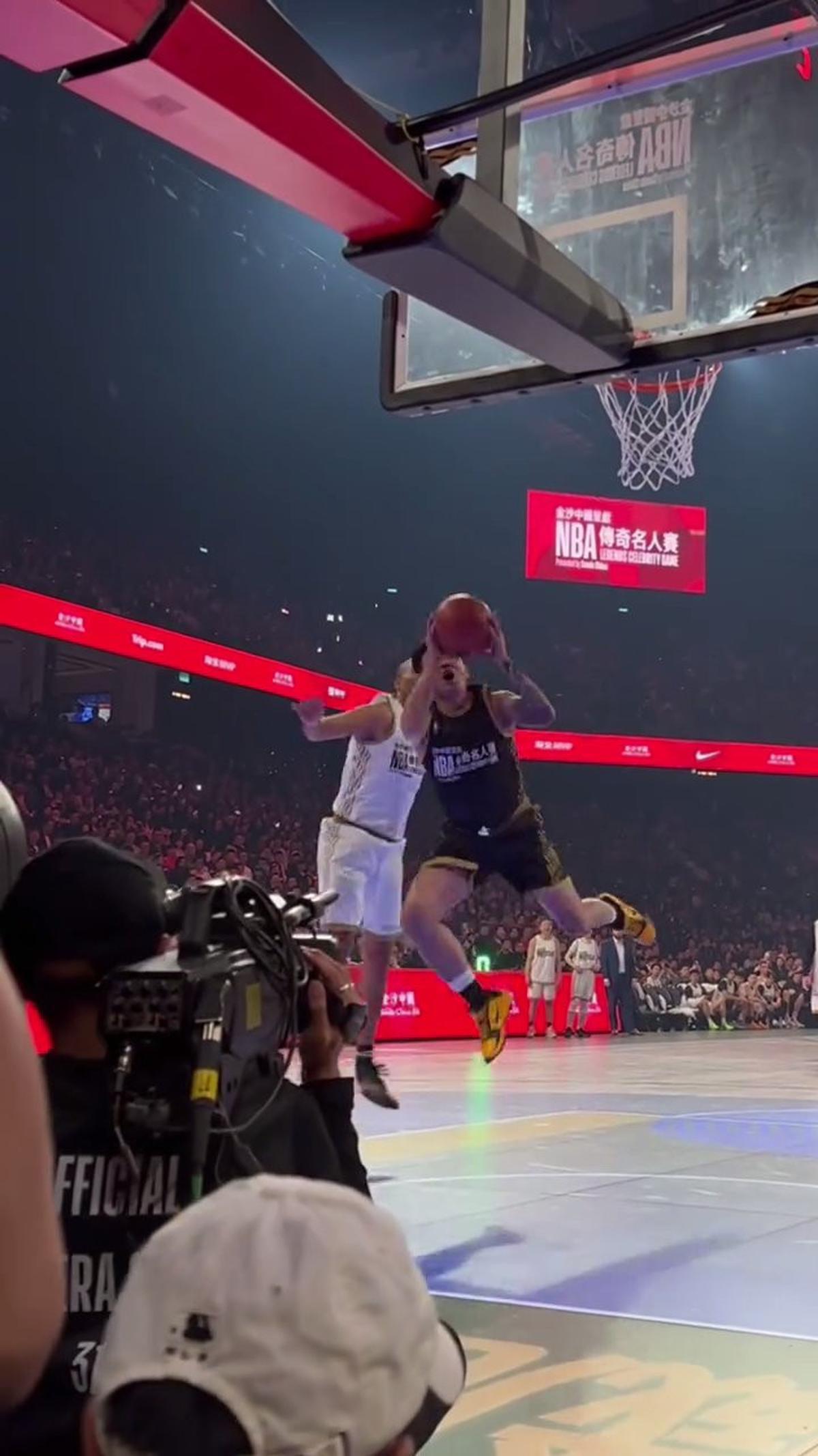 7 Potret Aksi Denny Sumargo Jadi Wakil Indonesia di NBA Celebrity Game, Bareng Para Legend - Tunjukkan Skill Keren