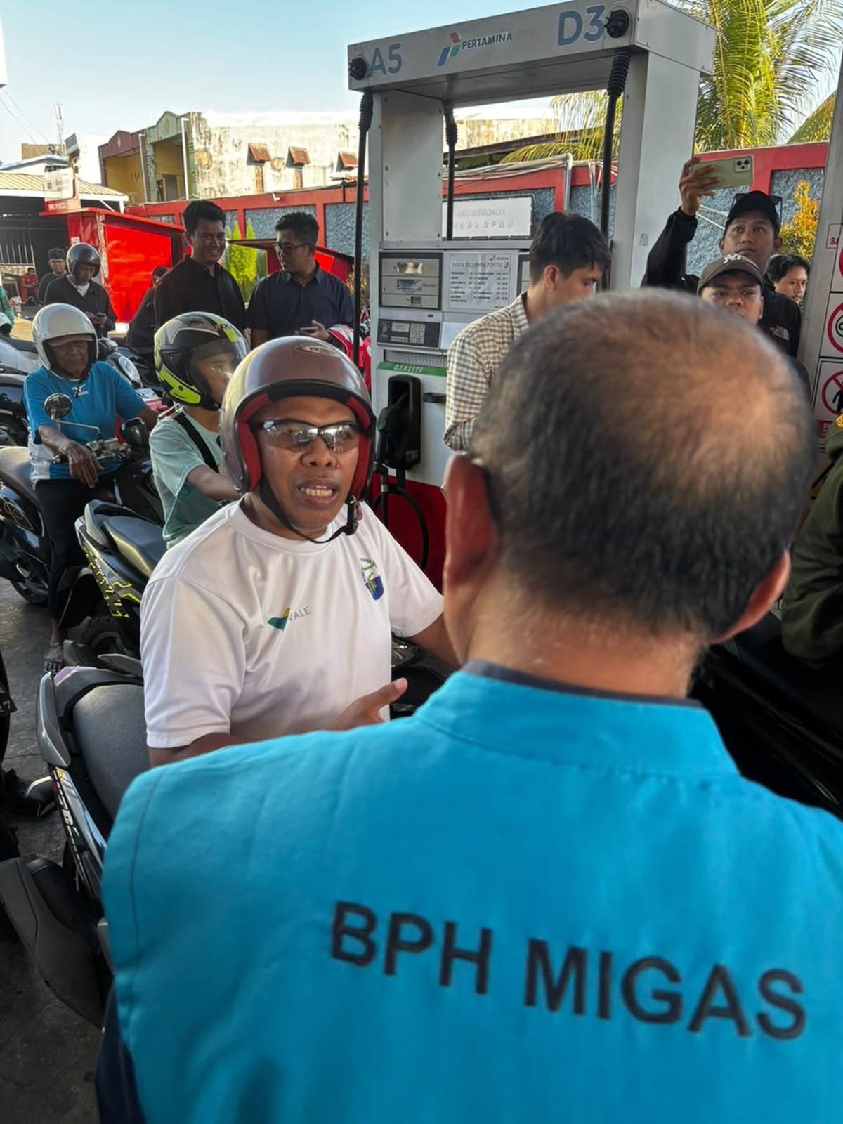 Kepala BPH Migas WahyudiAnas saat meninjau antrean BBM di SPBURacingCentre Makassar. (merdeka.com/Fajar Ihwan).