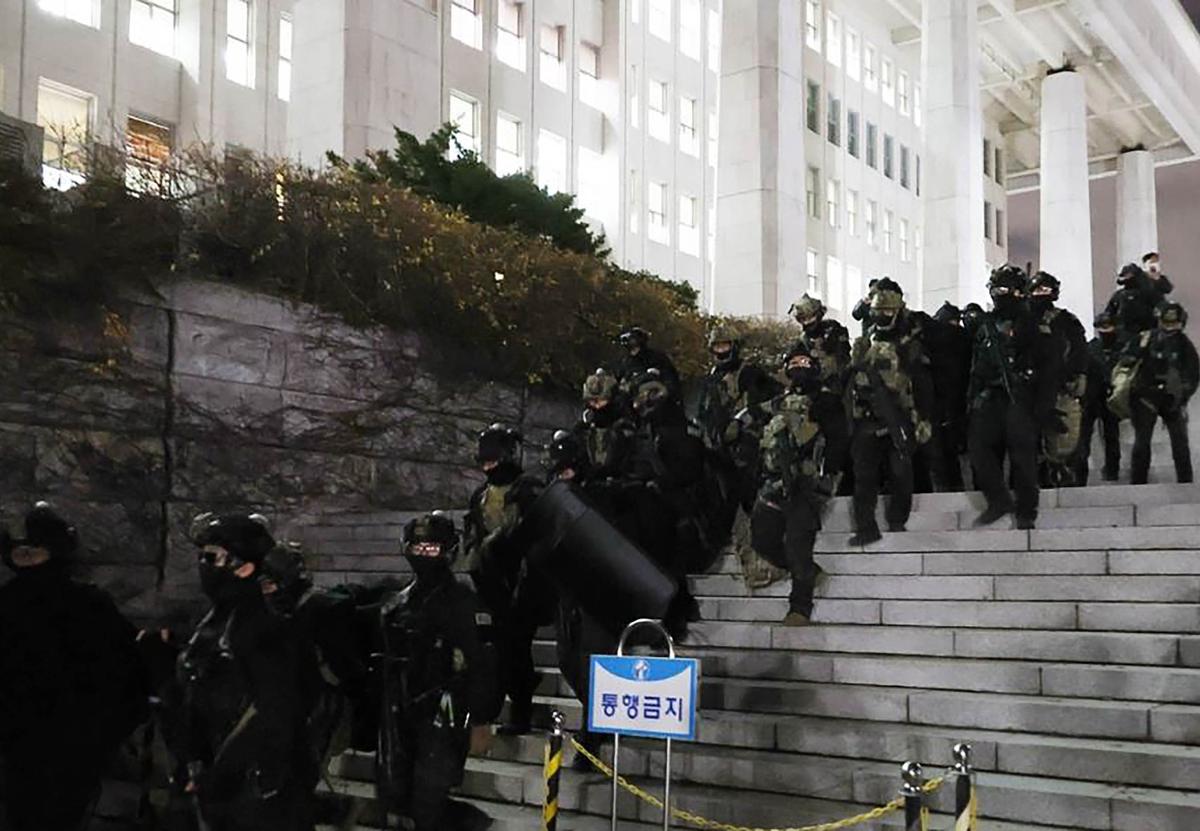 Demonstrasi Warga Menuntut Presiden Yoon  Mencabut Darurat Militer di Korsel