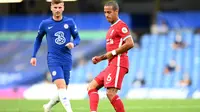 Penampilan pemain anyar Liverpool, Thiago Alcantara (kanan), dan gelandang Chelsea, Timo Werner, pada pertandingan Liga Inggris di Stamford Bridge, Minggu (20/9/2020). (AFP/Michael Regan)