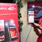 Pegunjung memperlihatkan produk baru Smartfren di Jakarta, Senin (2/11/2015).Smartfren meluncurkan sebuah paket 4G LTE baru tanpa batasan kuota.(Liputan6.com/Angga Yuniar)