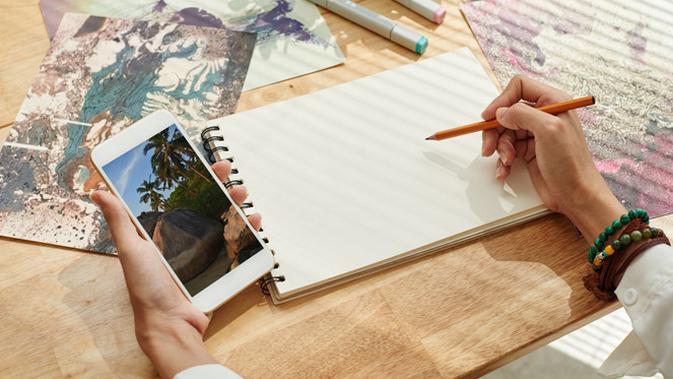 Ilustrasi membuat catatan pengeluaran (foto: shutterstock.com)