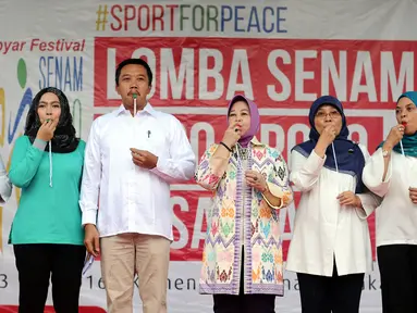 Menpora Imam Nahrawi (ketiga kiri) bersiap meniup peluit tanda dimulainya Lomba Senam Poco-Poco Nusantara di Jakarta, Jumat (12/2/2016). Lomba ini memperebutkan piala Ibu Negara RI dan piala Menpora. (Liputan6.com/Helmi Fithriansyah)