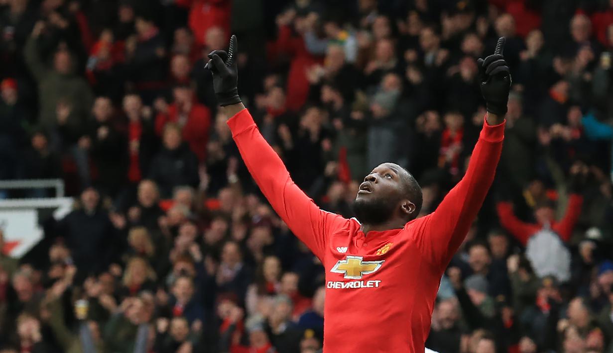 Pemain Manchester United, Romelu Lukaku membuka keunggulan timnya dengan gol cepat pada menit ke-5’ saat melawan Swansea City pada lanjutan Premier League di Old Trafford, Manchester, (31/3/2018). MU menang dengan skor 2-0. (AFP/Lindsey Parnaby)