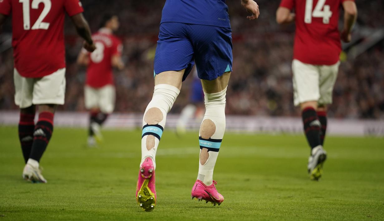 Pemain Chelsea, Connor Gallagher (tengah), menyobek kaos kaki yang dipakainya dalam laga tunda pekan ke-32 Liga Inggris 2022/2023 melawan Manchester United yang berlangsung di Old Trafford, Jumat (26/5/2023). (AP Photo/Dave Thompson)