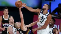 Pemain Utah Jazz, Rudy Gobert (atas) menyabet NBA Defensive Player of the Year musim 2020/2021. Penghargaan ini merupakan penghargaan ketiga bagi dirinya. (Foto: Getty Images via AFP/Pool/Lake Buena Vista)