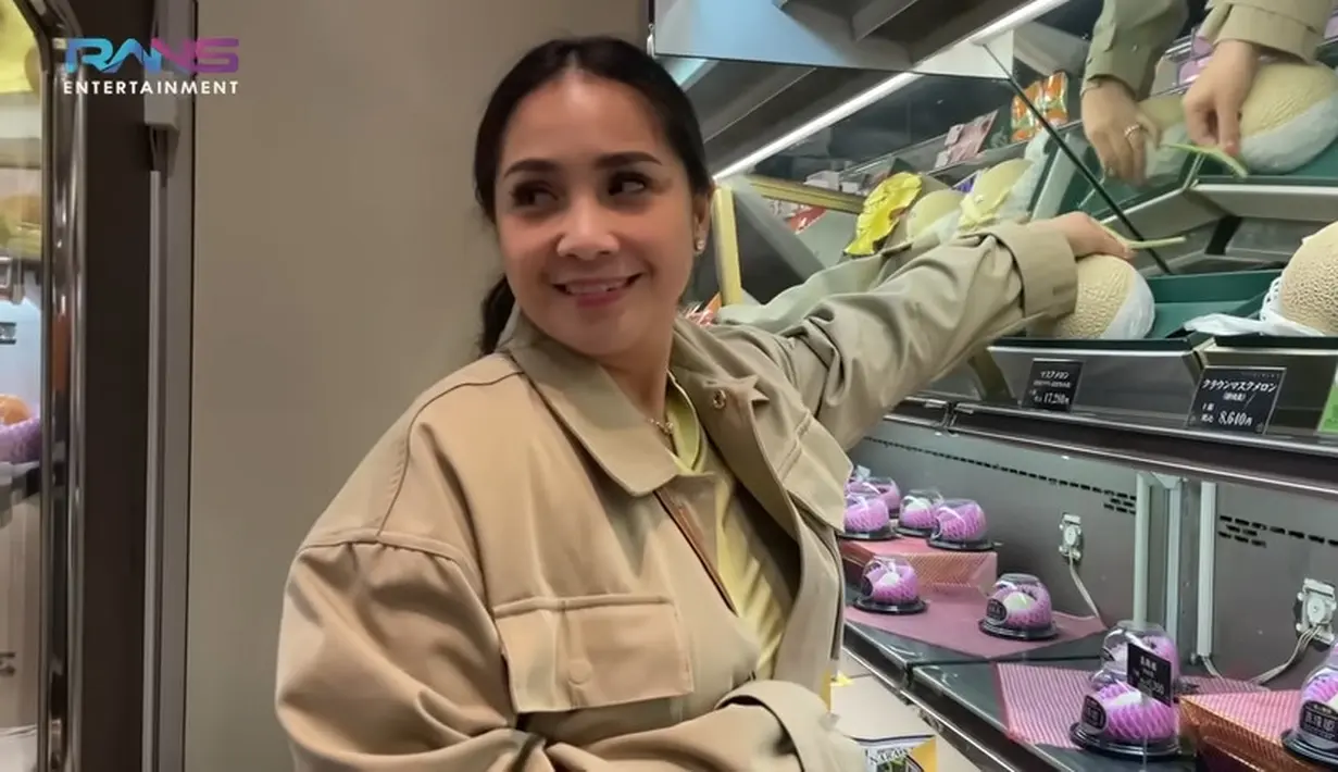 <p>Bersama beberapa orang termasuk Keanu Agl, Gigi masuk ke salah satu toko buah di Shibuya, Tokyo. Setelah mengambil melon dan strawberry, perempuan dua orang anak itu tampak kaget melihat harga mangga. [Youtube/Rans Entertainment]</p>