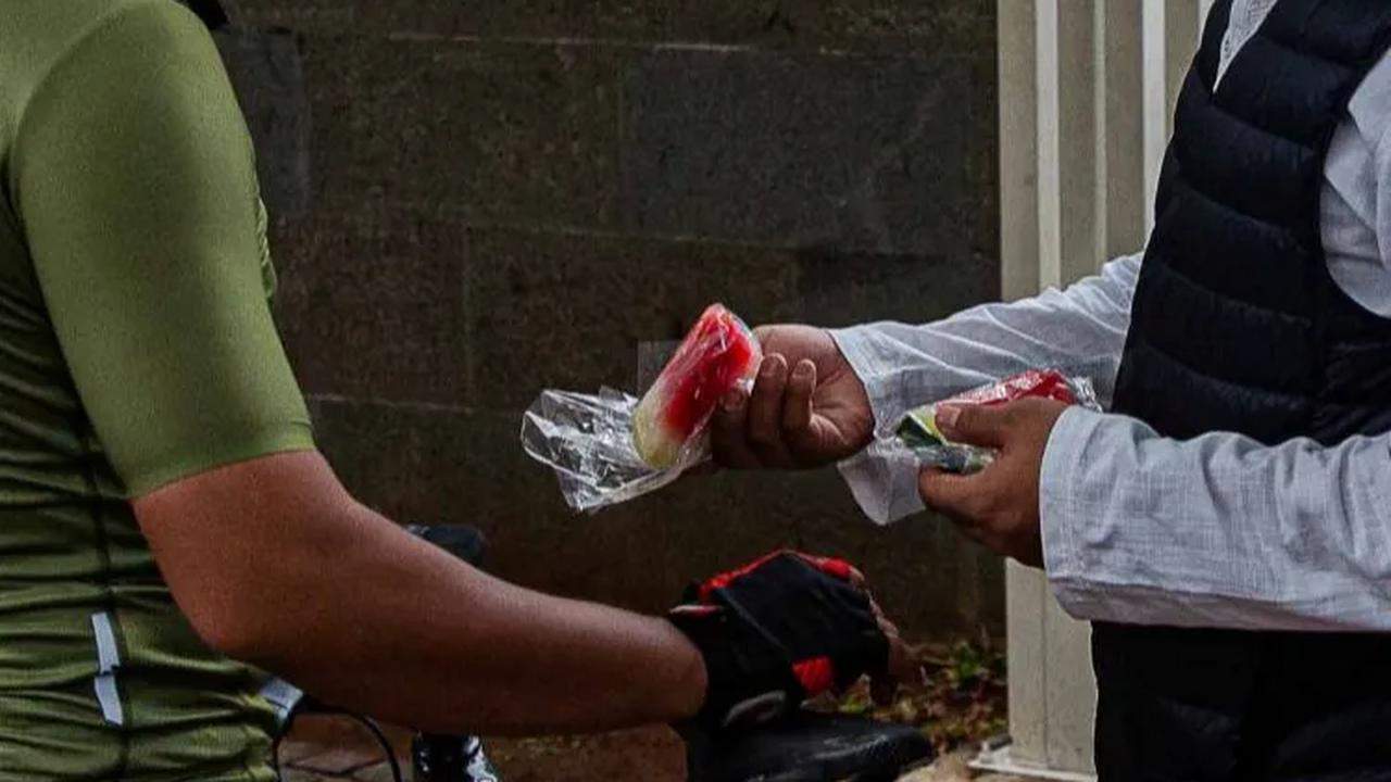 FOTO: Aksi Bagi Semangka Gratis Jadi Bentuk Solidaritas untuk Masyarakat Palestina di Sarinah