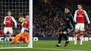 Gelandang Manchester United Jesse Lingard mencetak gol ke gawang kiper Arsenal Petr Cech saat pertandingan Liga Inggris di stadion Emirates, London (2/12). Manchester United menang 3-1 atas Arsenal. (AFP Photo/Ian Kington)