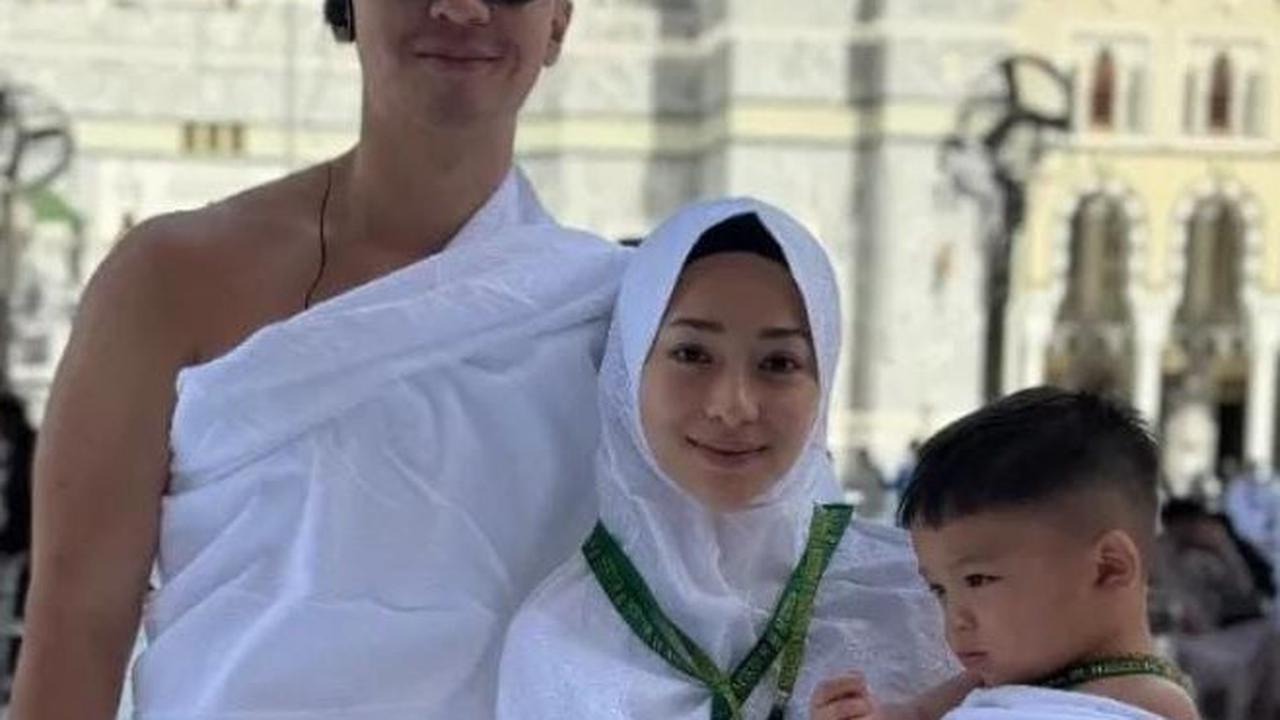 Cantiknya Bikin Pangling, Potret Nikita Willy Jalani Ibadah Umrah Bareng Keluarga - Selalu Gendong Baby Issa