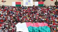 Para penonton memadati Stadion Municipal de Mahamasina, Antananarivo, Minggu (9/9/2018), untuk menyaksikan laga Madagaskar melawan Senegal. (AFP/Mamyrael)