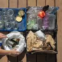 Daur ulang membantu mengurangi limbah yang berakhir di tempat pembuangan akhir, menghemat sumber daya alam, serta menekan polusi dan emisi gas rumah kaca. [Dok/freepik.com]