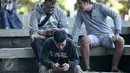Pemain pemain game Pokemon Go berburu pokemon di area Kampus Universitas Indonesia (UI), Depok, Sabtu (6/8). Game augmented reality Pokemon Go akhirnya resmi hadir di Indonesia. (Liputan6.com/Yoppy Renato)
