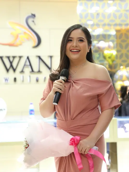 Tasya Kamila meluncurkan koleksi perhiasan 'Dear Love Collection' di Pondok Indah Mall, Jakarta Selatan, Senin (3/2/2020). (Daniel Kampua/Fimela.com)