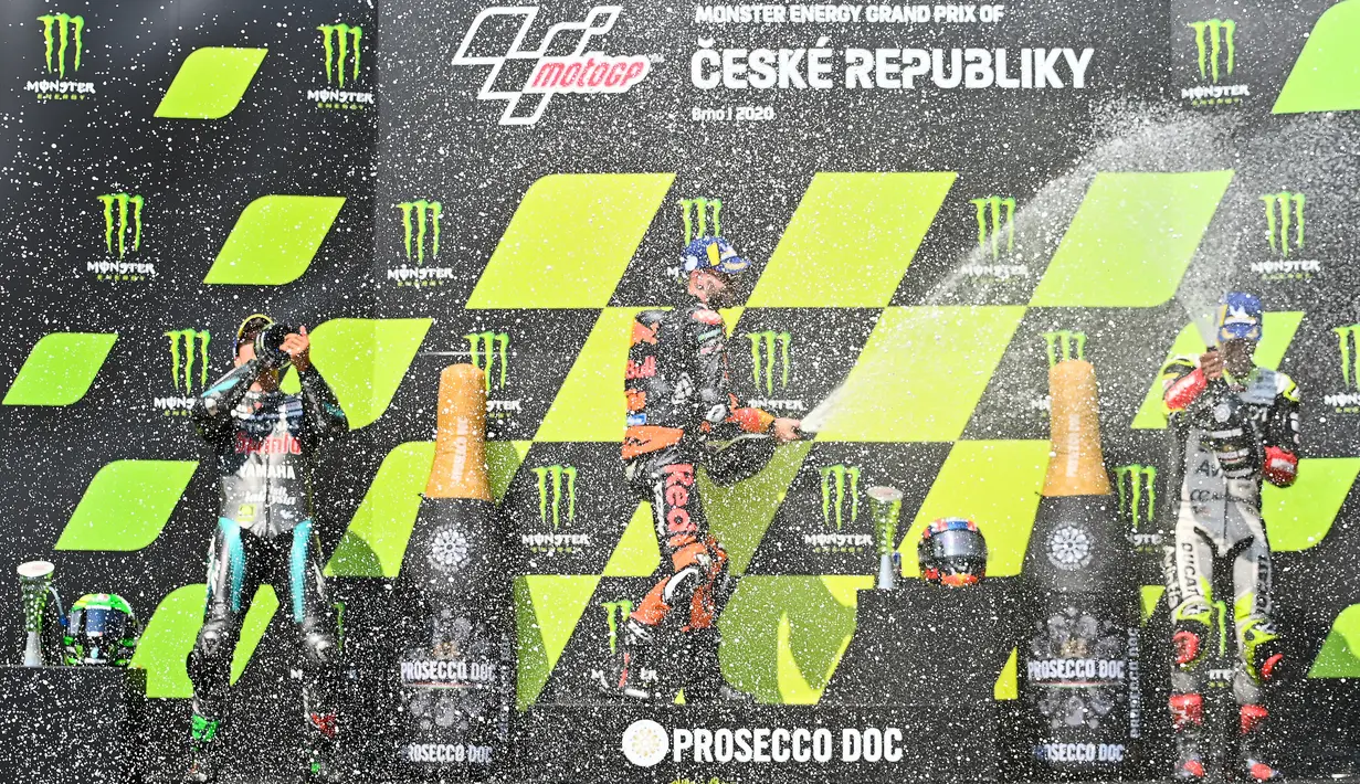 (kiri ke kanan) Pembalap Franco Morbidelli, Brad Binder, dan Johann Zarco merayakan kemenangan usai laga MotoGP Ceko di Sirkuit Masaryk, Brno, Republik Ceko, Minggu (9/8/2020). Brad Binder berhasil menjadi juara setelah menjadi yang tercepat di balapan yang digelar sebanyak 21 lap. (Joe Klamar/AFP)